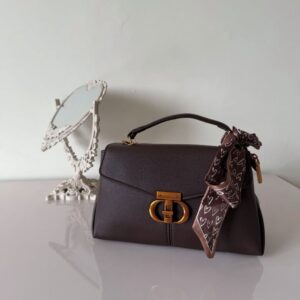 The Cozy Hold Sling bag